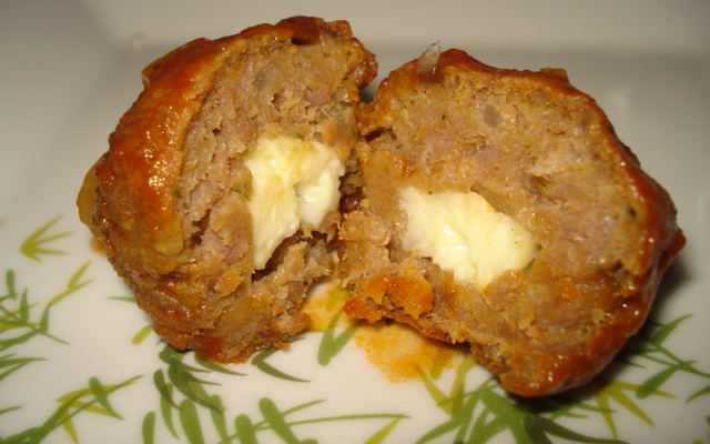 Bolinho de carne moída recheada