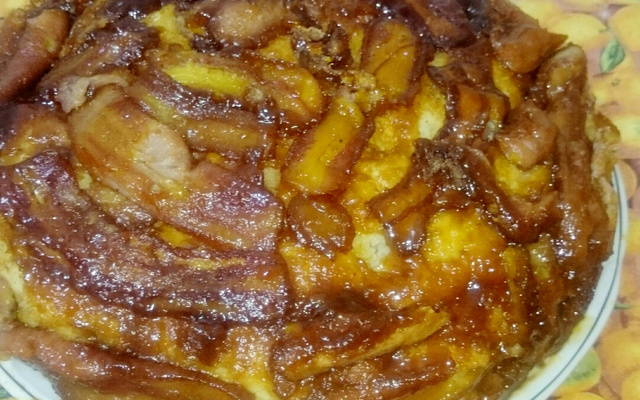 Bolo de banana com calda