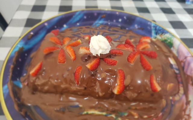 Rocambole de chocolate com morango