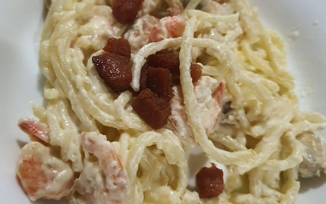 Macarrão ao molho branco com bacon e camarão