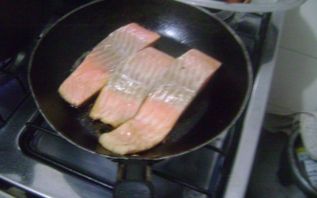 Filé de salmão ao molho de mostarda e champignon