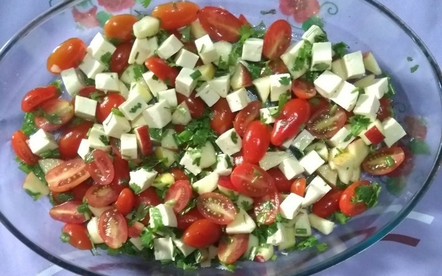 Salada de tomate cereja com queijo e maçã (light)