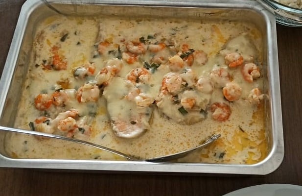 Salmão delicioso ao molho de camarão com catupiri