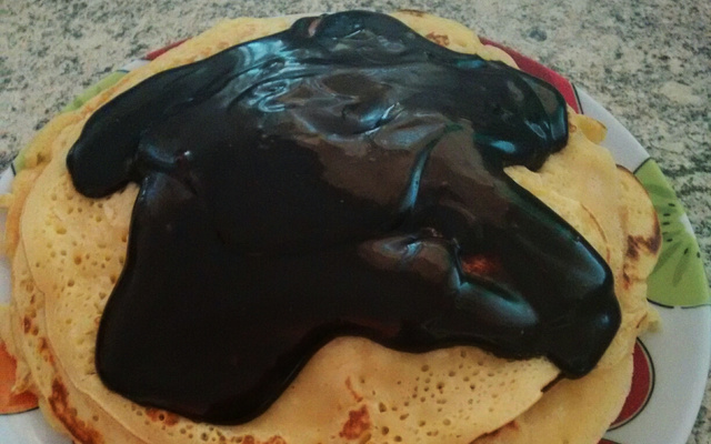 Panqueca americana com calda de chocolate