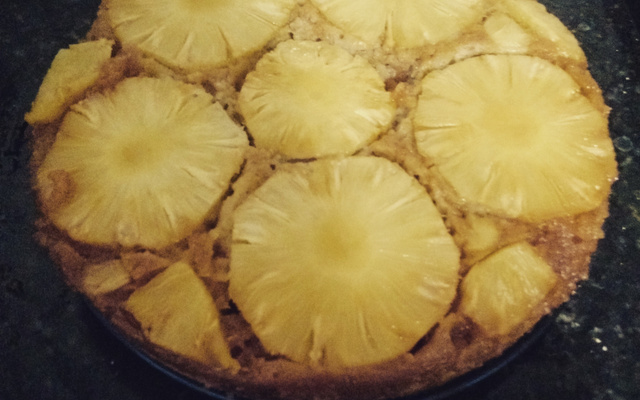 Bolo de banana com abacaxi