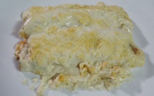 Panqueca cremosa de frango com requeijão e molho branco