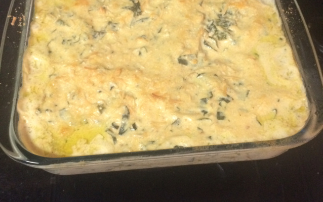 Macarrão com rúcula ao molho branco