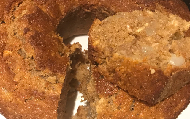 Bolo integral com pêra e granola