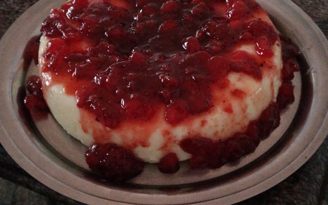 Manjar de coco com calda de frutas vermelhas