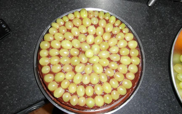 Bolo de chocolate com uvas