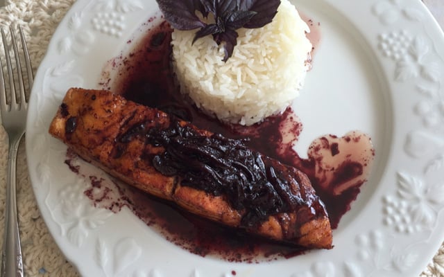 Salmão grelhado ao vinho tinto