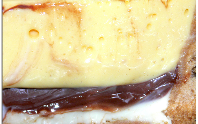 Torta de maracujá com chocolate meio amargo e branco