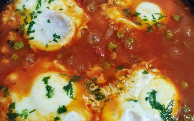 Ervilhas ao molho com ovos