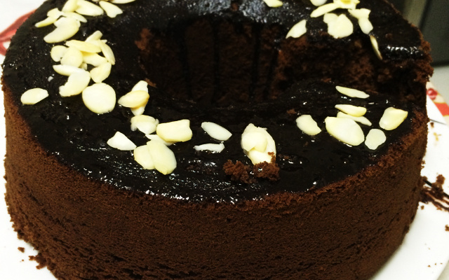 Bolo de chocolate integral com cobertura