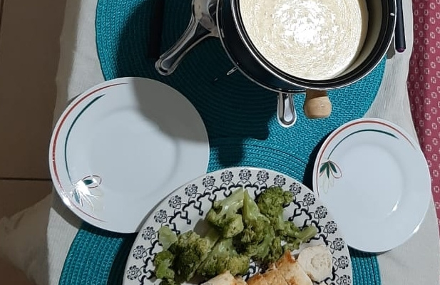 Fondue de queijo cremoso sem vinho