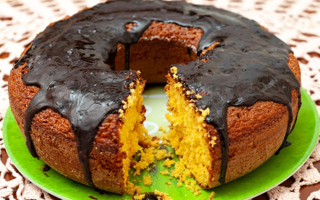 Bolo de cenoura com cobertura de chocolate durinha fatiado