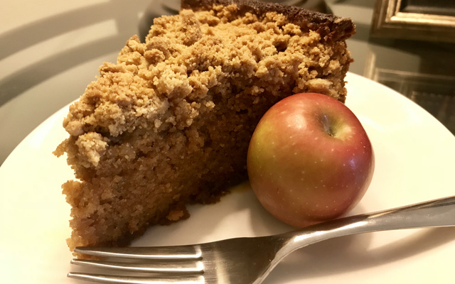 Bolo de maçãs caramelizadas com crumble