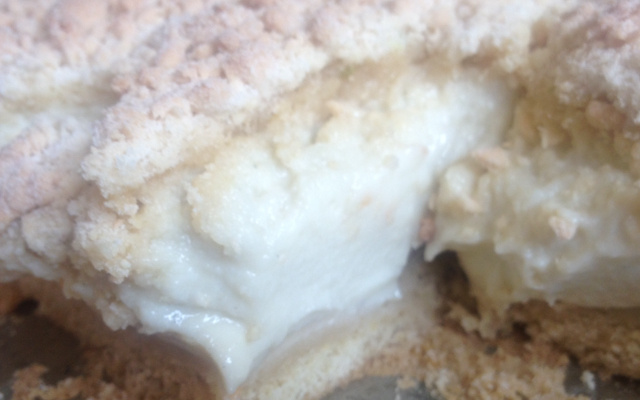 Torta cremosa com farofa crocante