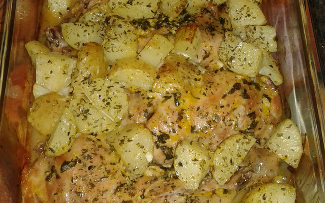 Coxa de frango assada com batatas