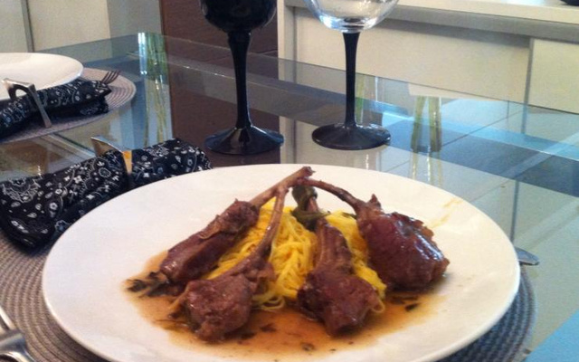 Carré de cordeiro com macarrão tagliolini