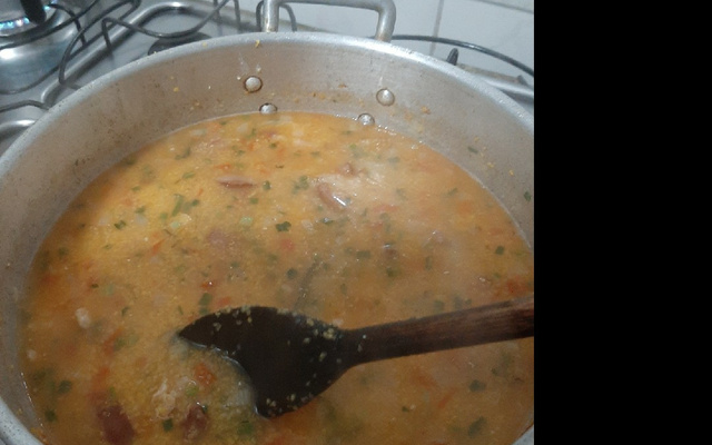 Canjiquinha de milho com costelinha de porco