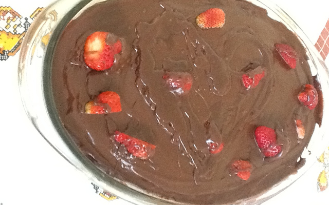 Bolo de chocolate com cobertura cremosa