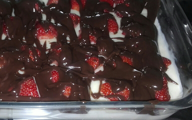 Pudim com morango/uvas e chocolate