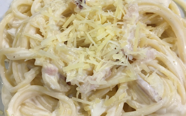 Macarrão ao molho branco com bacon e camarão