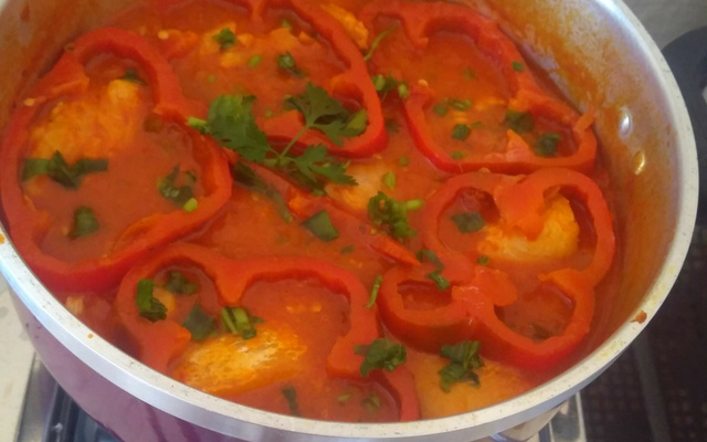 Filé de panga ao cheiro-verde e tomates