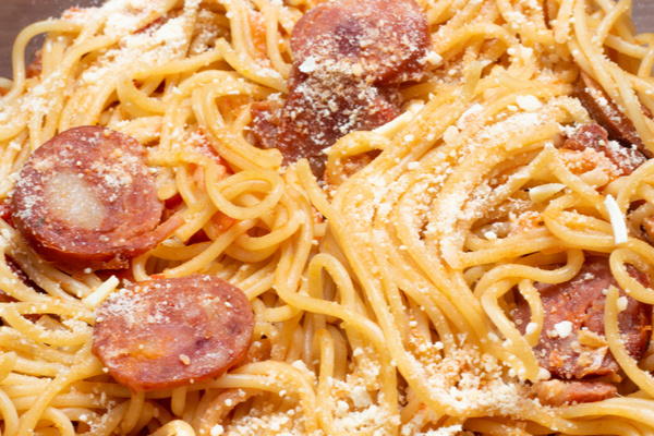 Macarrão instantâneo com calabresa