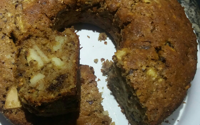 Bolo integral de maçã com castanhas e gotas de chocolate meio amargo