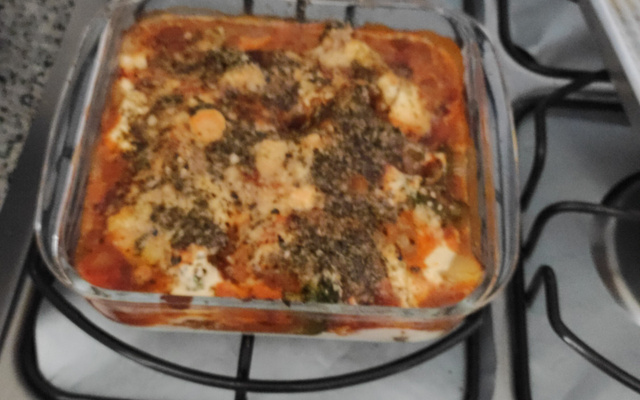 Peito de frango gratinado com brócolis