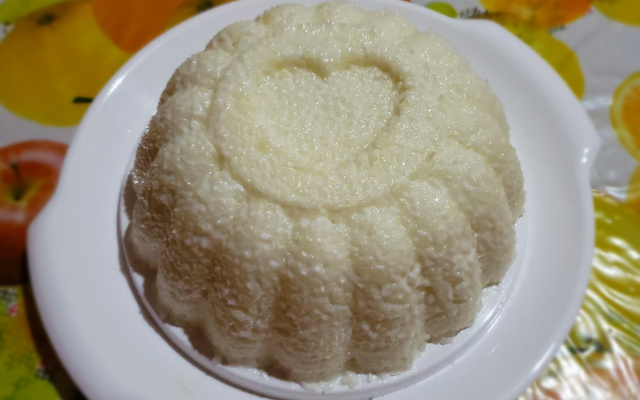 Cuscuz de tapioca e coco com leite condensado