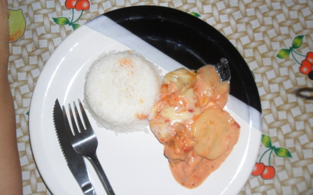 Filé de tilápia com batatas e requeijão ao forno