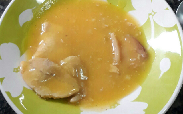 Sopa de batata salsa com bacon e ervilha