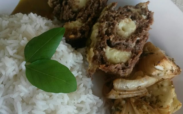 Rocambole de carne moída recheado com queijo coalho e provolone