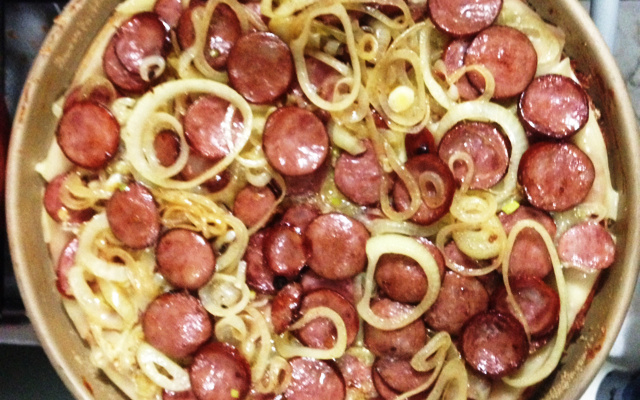 Pizza de calabresa com massa de pinhão