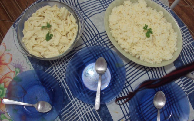 Arroz com peito de frango desfiado