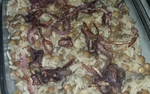 Arroz com lentilha e cebola caramelizada