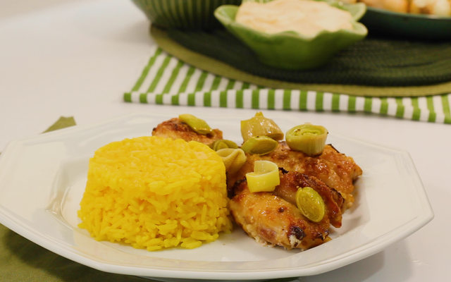 Frango assado com maionese e creme de cebola