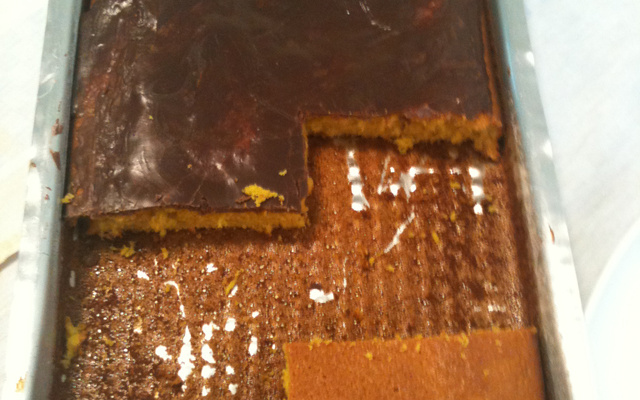 Bolo de cenoura com cobertura de chocolate