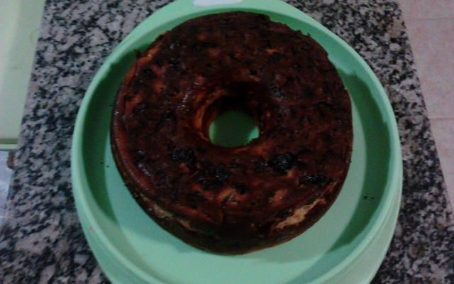 Pudim de pão com ameixas e uvas passas