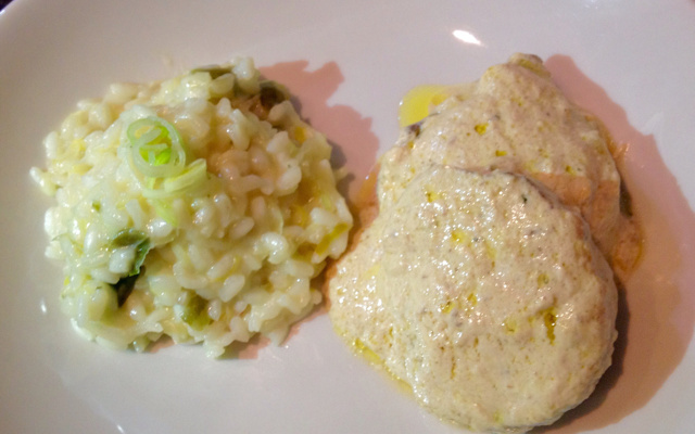 Filé mignon ao molho de mostarda com risoto de alho-poró