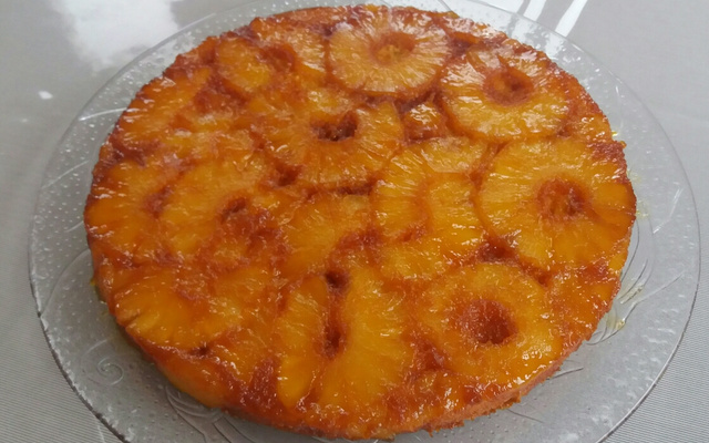 Bolo de abacaxi em calda