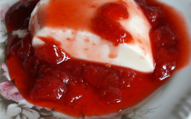 Flan de iogurte natural com calda de morango