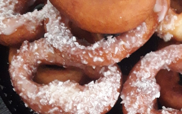 Rosquinha de leite condensado simples e fácil.