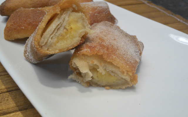 Rolinho primavera de banana com doce de leite