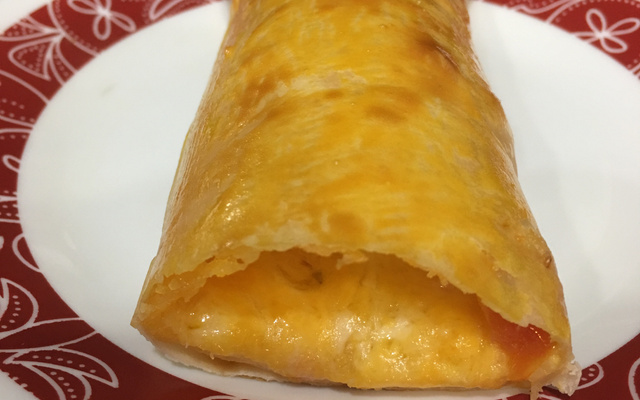 Rocambole de presunto e queijo com massa de pastel