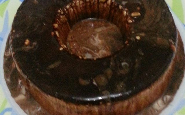 Sorvete de creme com cobertura de chocolate