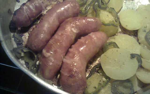 Linguiça ao forno com batatas